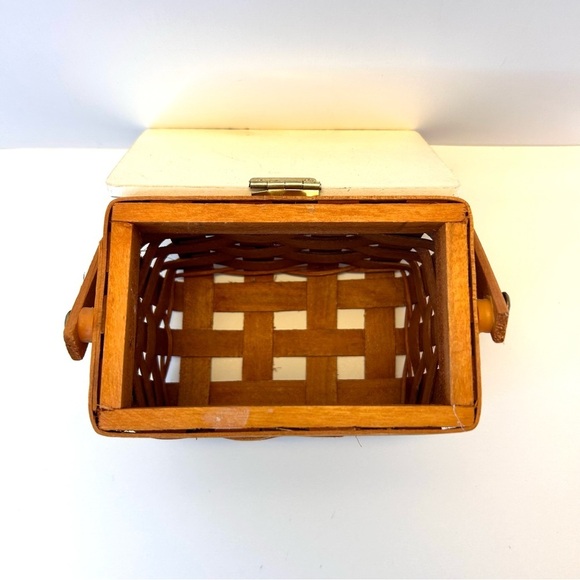 Red Cardinal Small Christmas Basket Lidded - Picture 10 of 15